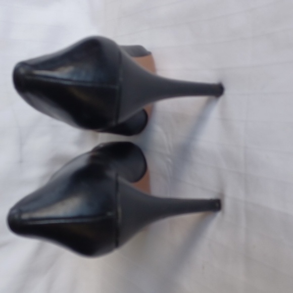 BCBGeneration "Cielo" Black Leather Pump- Sz. 7.5 - Picture 6 of 16